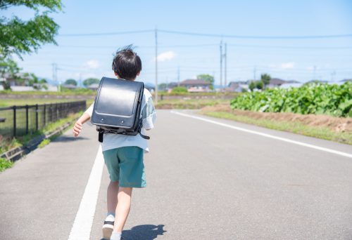 学校から走って帰宅する小学生の男の子