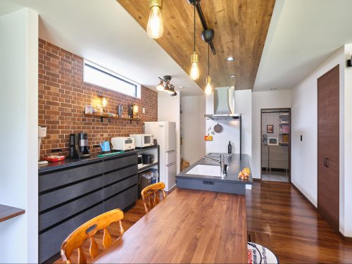 滋賀県 アヤホームの、住みやすい注文住宅のキッチンパントリー事例