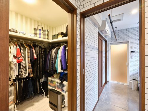 滋賀県 アヤホームの、住みやすい注文住宅のウォークスルークローゼット事例