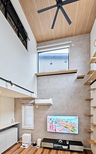 滋賀県 アヤホームの、住みやすい注文住宅の明るいリビングの事例