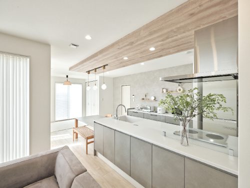 滋賀県 アヤホームの、おしゃれな注文住宅のキッチンダイニング事例