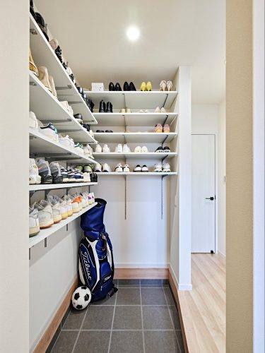 滋賀県 アヤホームの、住みやすい注文住宅のシューズクローク事例