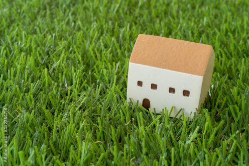 芝生の上に置かれた家