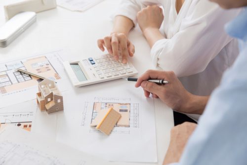 マイホーム購入を相談する若い夫婦