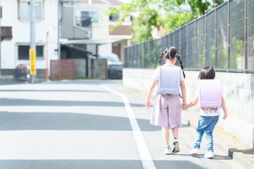 登下校する女の子の後ろ姿