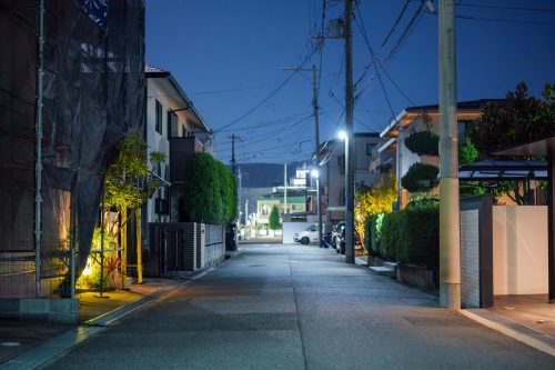 街灯に照らされた住宅地の路地
