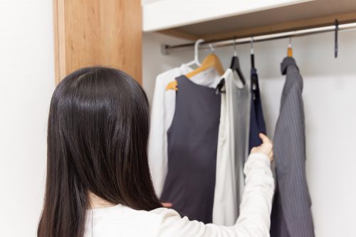 衣類を整理する女性