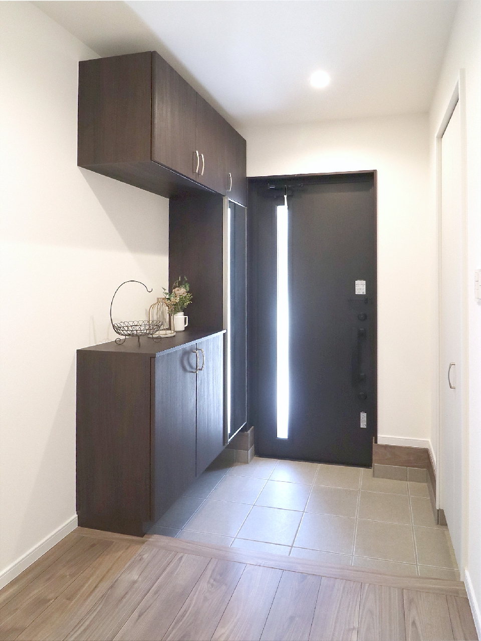 玄関ホール　右側に土間収納があります