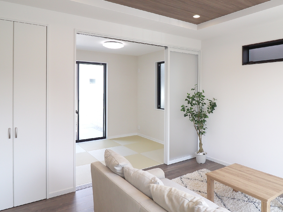 リビング横のモダンな和室