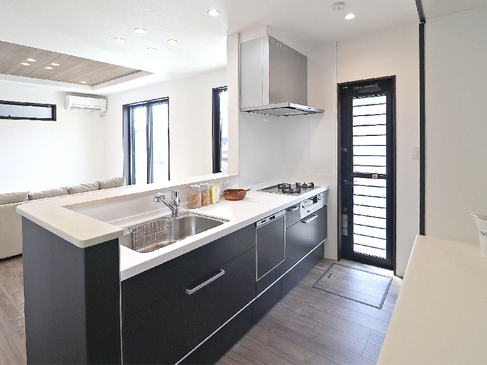 シックでおしゃれなブラックカラーのキッチン