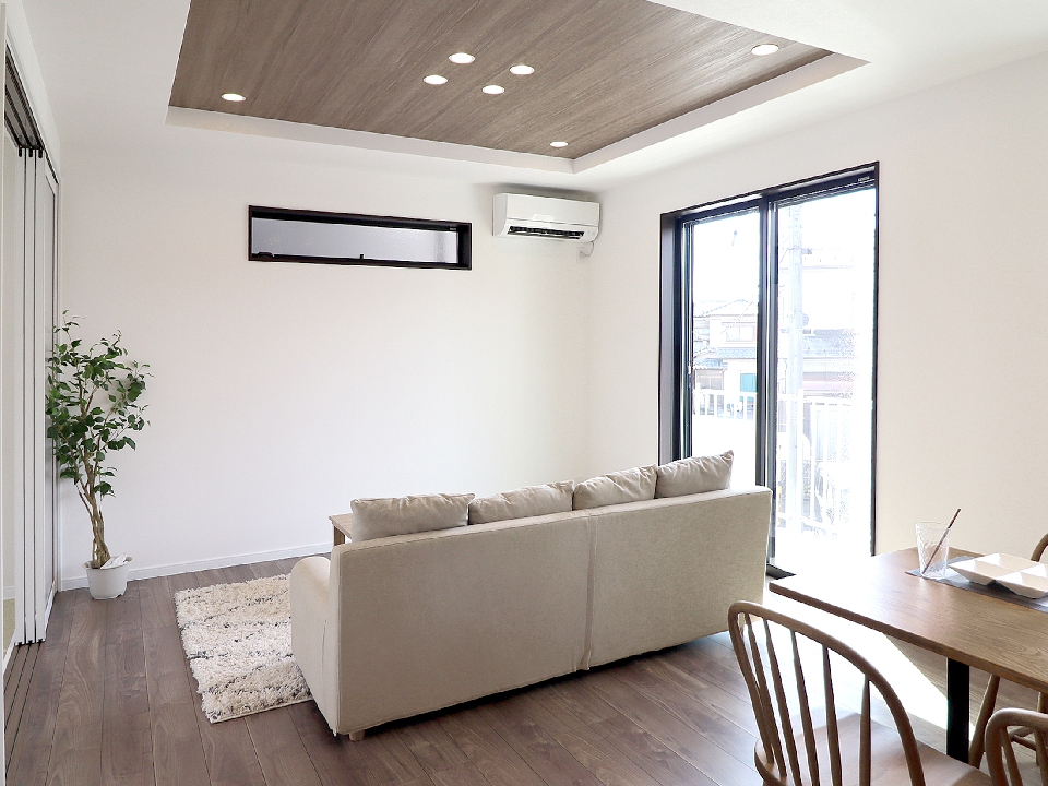 ウッド調の折上げ天井があるリビング