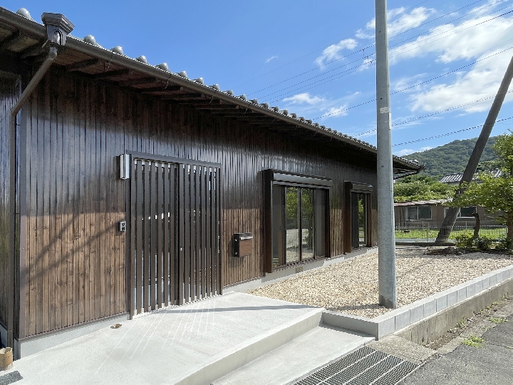 外壁や玄関戸を交換し、和モダンな外観