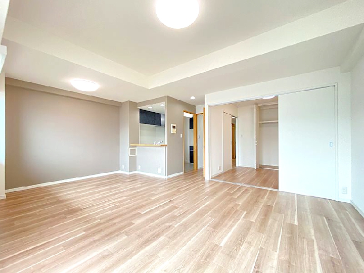 人気のグレーを基調に彩度を抑えた上品なカラーコーディネートで、明るく洗練された空間に一新