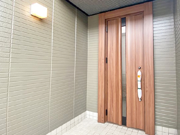 玄関ドアをカバー工法で断熱リフォーム。寒さ対策もデザイン性も向上。