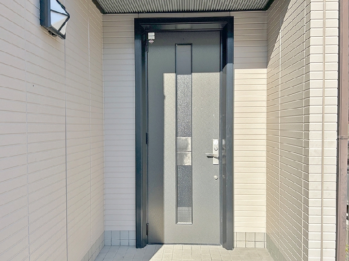 シンプルな縦窓付きの既存玄関ドア