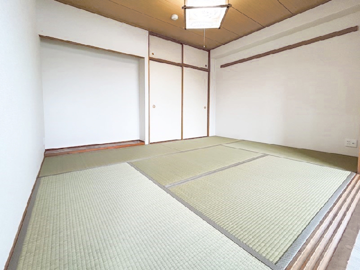 和室畳表替え　縁はグレーにし、LDK床カラーを呼応