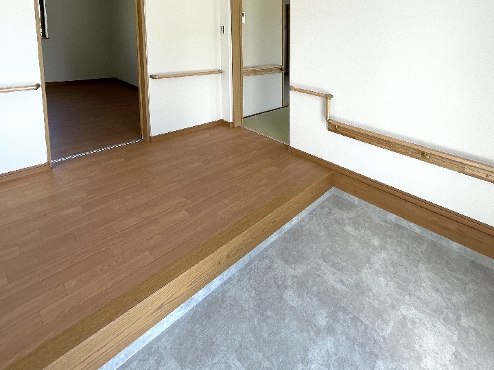 玄関には手すりを設置し、段差の昇降をサポート