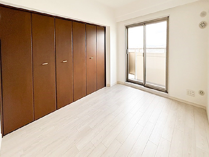 洋室の住宅床からフローリングにリフォーム