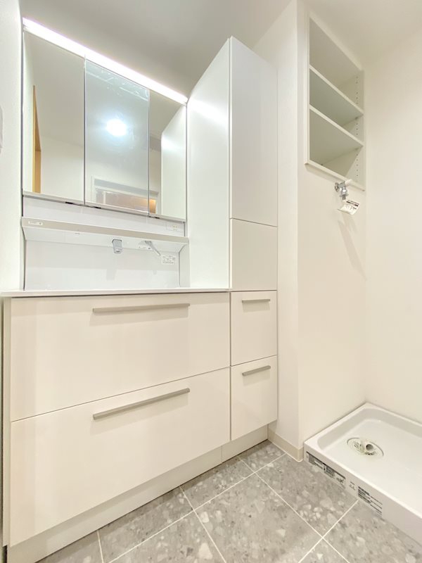 広さはそのままにトール収納庫付きの洗面台を導入し、使いやすさと収納力が大幅に向上しました。