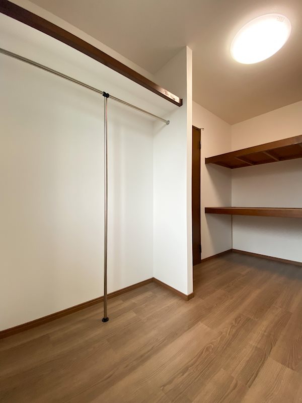 棚を新設し、収納量が大幅にアップ。使いやすさを高めたファミリークローゼット。