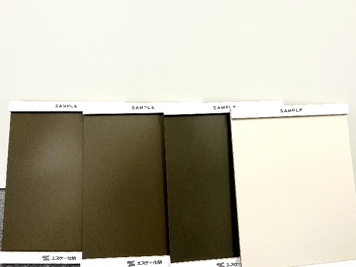塗料サンプルを見ながら色を決定