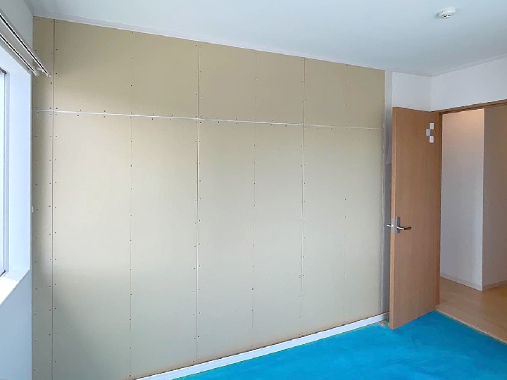 ボードとボードの継ぎ目やビス跡をパテで丁寧に埋め、クロスが美しく貼れる状態に整えます。