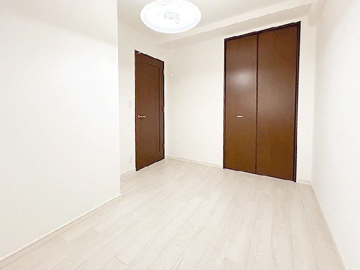 ホワイト系フローリングで明るい室内