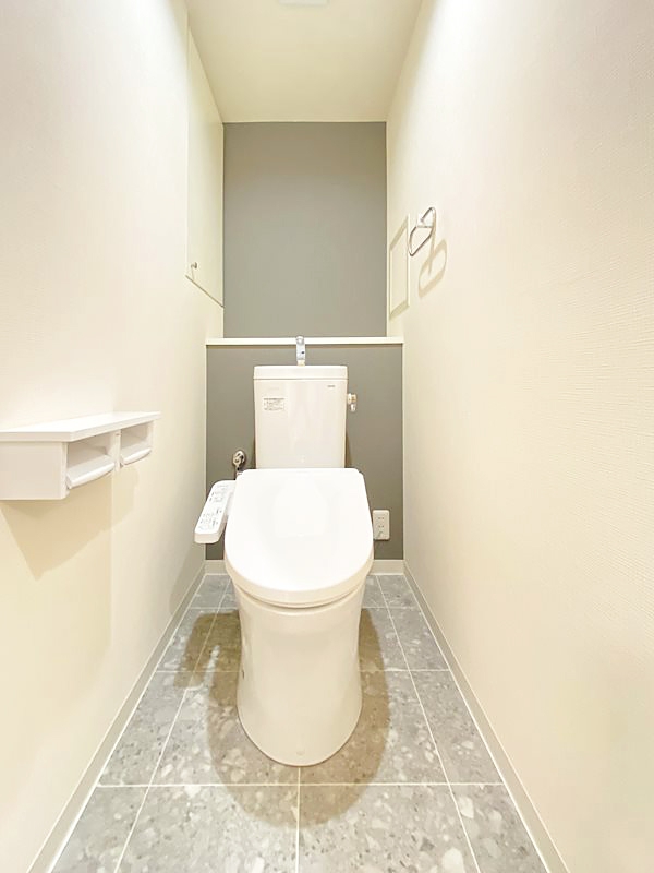 シックな背面アクセントが空間を引き締め、清潔感とデザイン性が調和した仕上がりに。