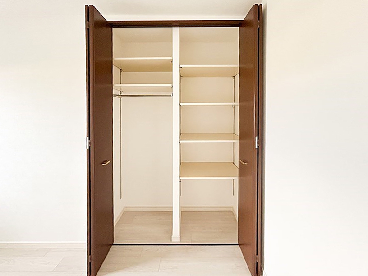 クローゼット内もリフォームし可動棚を設けて便利に