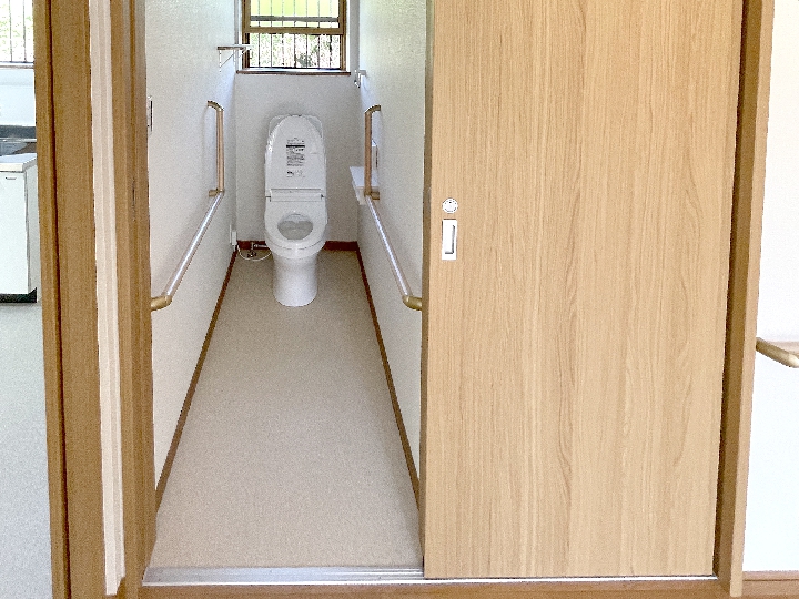 トイレは出入りしやすい引き戸を採用